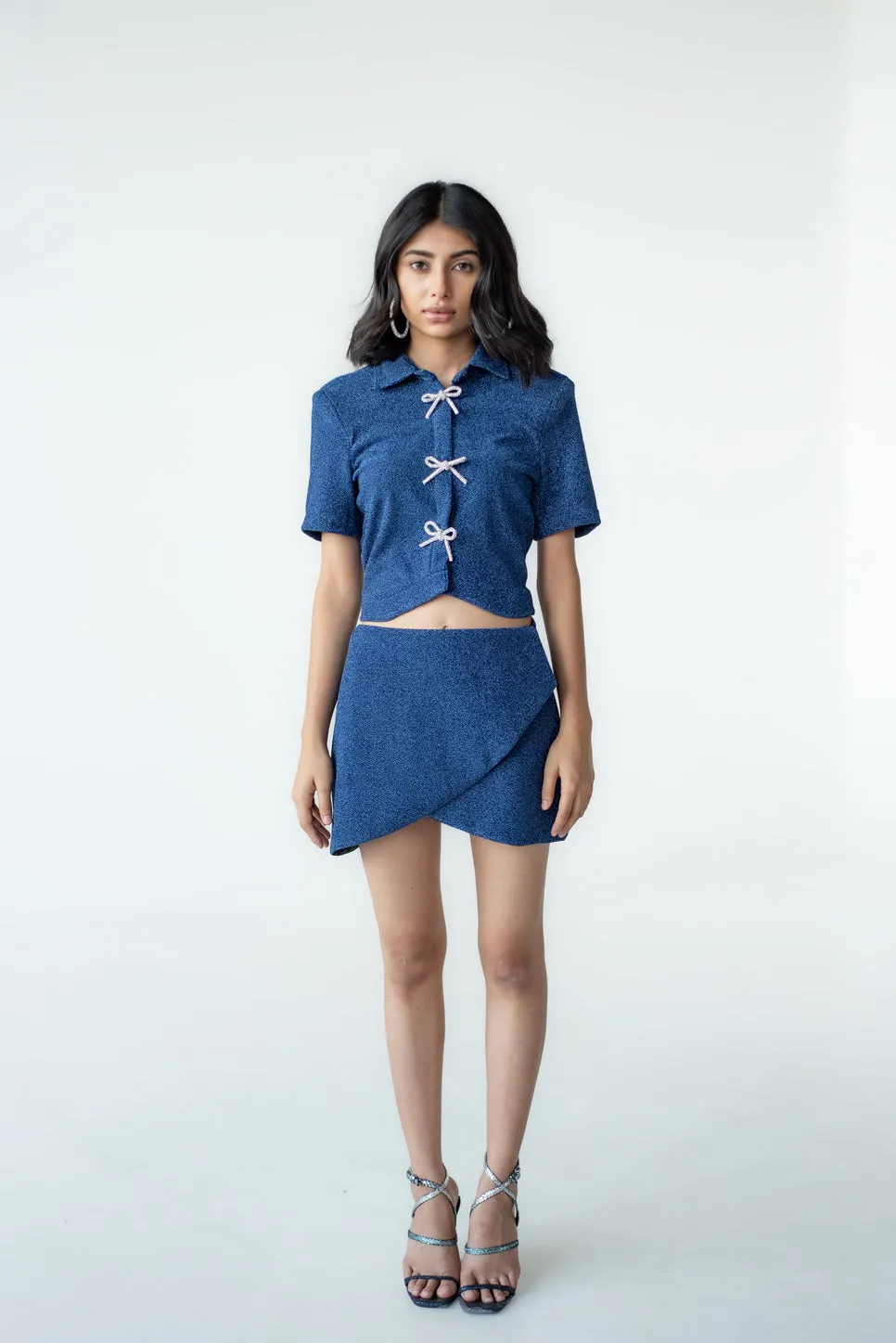 Cropped glitter shirt with shiny bows